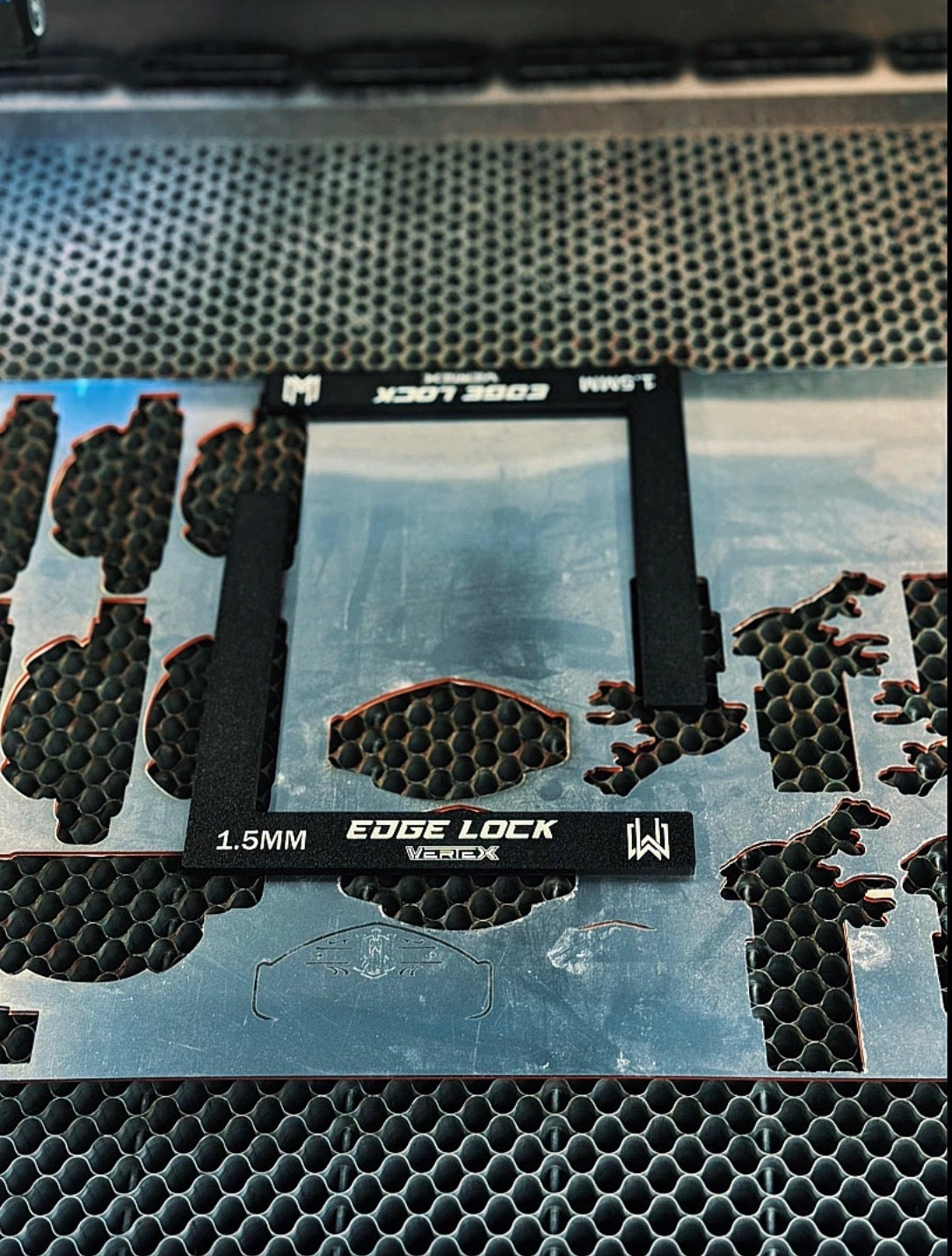 Edge Lock VERTEX – Magnetic Hold Down Bars for Laser Engraving